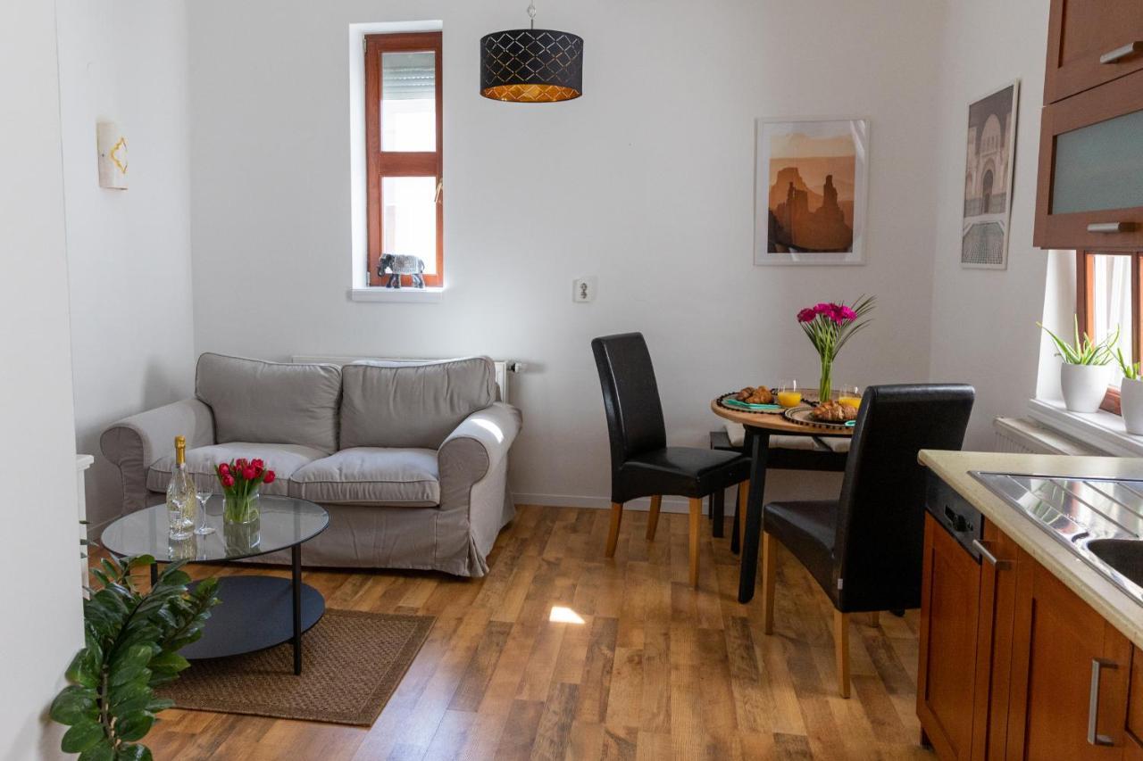 Republic Apartman Apartment บายา ภายนอก รูปภาพ